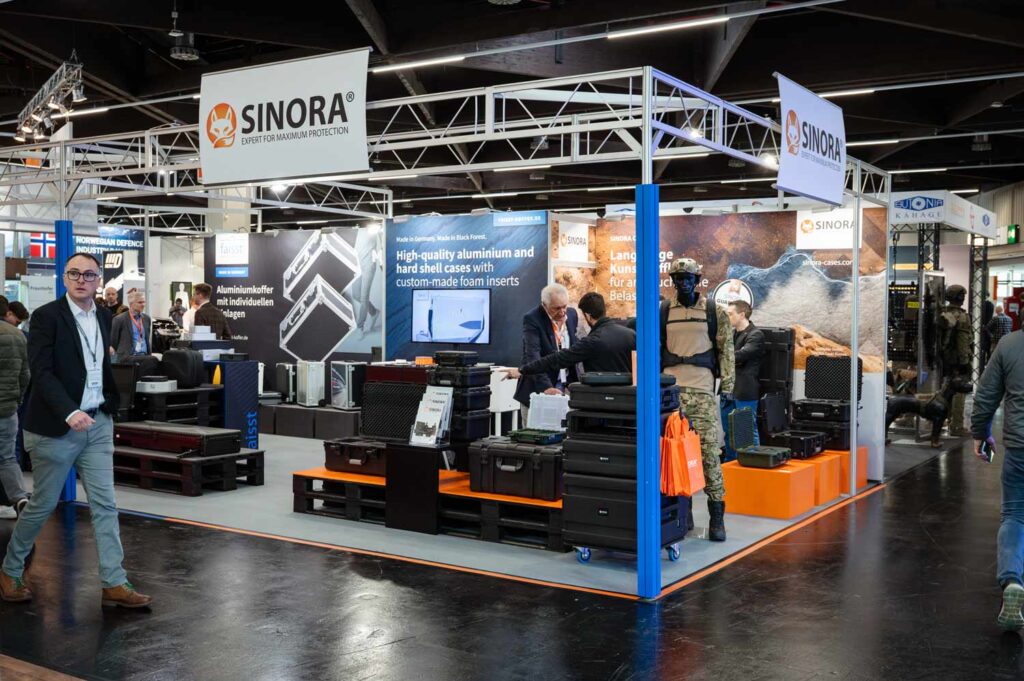 Michael Murza berät Kunden zu verschiedenen Transportkoffer- und Rack-Lösungen auf dem gemeinsamen Messestand von Sinora und Faisst GmbH