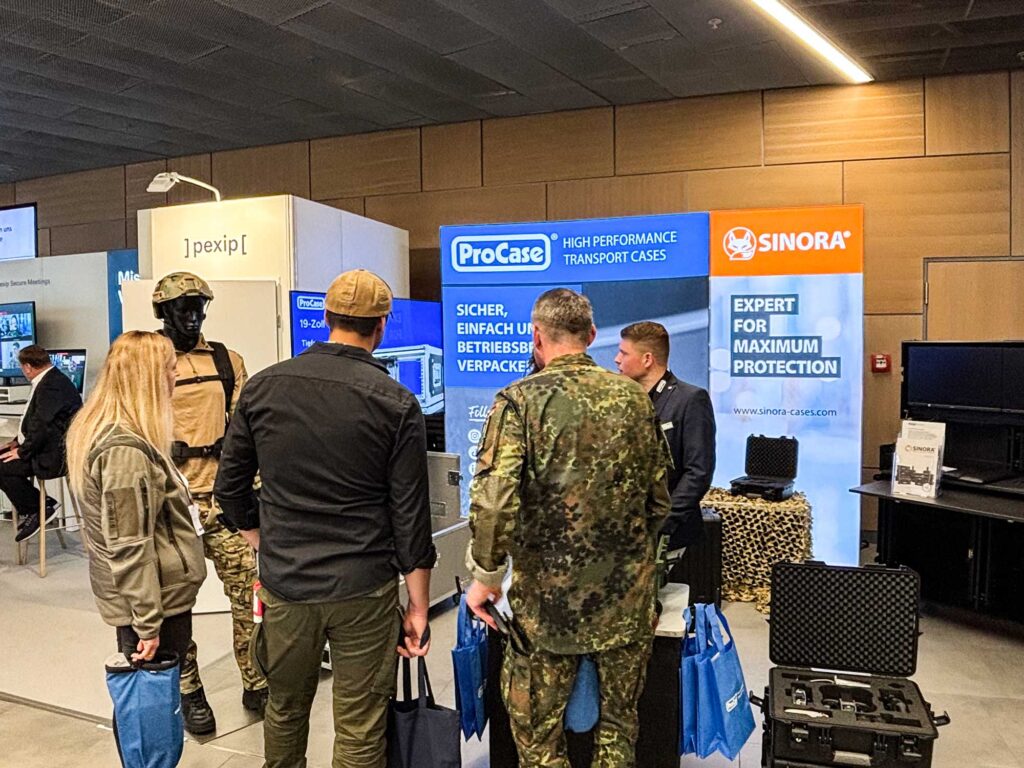 Messebesucher am SINORA Messestand auf der AFCEA 2026 in Bonn